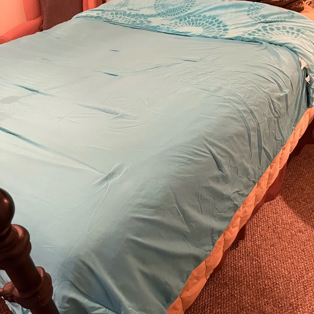 Full/Queen Comforter New Condition